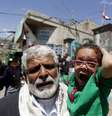<p>Uma menina ferida reage enquanto é carregada para fora de mesquita atacada pelo Estado Islâmico em Sanaa, no Iêmen</p>  Foto: Khaled Abdullah / Reuters