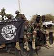 Soldados do Níger segurando bandeira do grupo derrotado, Boko Haram, após retomar a cidade de Damasak, na Nigéria.  19/03/2015  Foto: Emmanuel Braun / Reuters