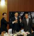 <p>Chanceler sul-coreano, Yun Byung-se, o japon&ecirc;s, Fumio Kishida, e o chin&ecirc;s, Wang Yi, brindam durante banquete em Seul, neste s&aacute;bado (21)</p>  Foto: Kim Hong-Ji / Reuters
