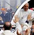 <p>Para esta primeira visita a Nápoles, o primeiro Papa latino-argentino percorreu no papamóvel as ruas lotadas da cidade</p>  Foto: Reuters en español
