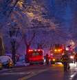 Bombeiros próximos ao local em que um incêndio deixou sete crianças mortas no bairro do Brooklyn, em Nova York  Foto: Craig Ruttle / AP