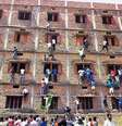 Indianos escalam prédio em que estudantes fazem uma prova em Hajipur, no leste do estado de Bihar  Foto: Press Trust of India / AP