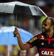 Alecsandro comemora gol com guarda-chuva no Maracanã  Foto: Dhavid Normando / Futura Press