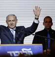 Premiê israelense Benjamin Netanyahu comemora vitória em eleição, em 18 de março  Foto: Amir Cohen / Reuters