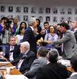 Deputados Alessandro Molon (PT-RJ) e Laerte (PR-DF) discutem durante audiência pública na Câmara, em Brasília, para debater a PEC nº 171/93, que trata da redução da maioridade penal  Foto: Gabriela Korossy / Câmara dos Deputados