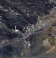 Destroços do avião são vistos nos Alpes franceses, em um lugar de difícil acesso  Foto: Daily Mail/EPA / Reprodução