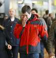 <p>Familiar de passageiro do voo da Germanwings que caiu no sul da França chega ao aeroporto El Prat, em Barcelona</p>  Foto: Albert Gea / Reuters