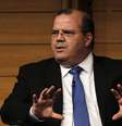 <p>O Banco Central, do presidente Alexandre Tombini, anunciou na noite de terça-feira (24) que deixará de ofertar diariamente a venda futura de dólares, a partir de abril</p>  Foto: Paulo Whitaker / Reuters