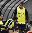 Guerrero no banco durante Corinthians x Portuguesa; pedidos para ficar  Foto: Fernando Dantas / Gazeta Press
