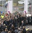 <p>Funcion&aacute;rios da Germanwings reunidos para um minuto de sil&ecirc;ncio do lado de fora do aeroporto de Col&ocirc;nia Bonn</p>  Foto: Wolfgang Rattay / Reuters