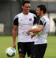 Ricardo Oliveira e Elano tem contratos até o fim de maio, mas devem permanecer  Foto: Ivan Storti / Divulgação Santos FC