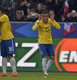 Neymar e a Seleção fazem festa em Paris  Foto: Miguel Medina / AFP