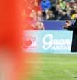 Dunga aplaude a Seleção em Paris  Foto: Charles Platiau / Reuters