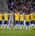 Jogadores de ambas as seleções fizeram um minuto de silêncio antes do jogo em homenagem ao desastre aéreo que ocorreu na França nesta semana  Foto: Charles Platiau / Reuters