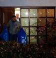 Policiais alemães saem com sacolas de casa que pertenceria a pais de copiloto em Montabaur.  26/03/2015.  Foto: Kai Pfaffenbach / Reuters