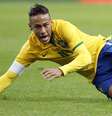 Neymar sofre com a marcação da França  Foto: Charles Platiau / Reuters