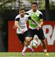 <p>Damião, que vive boa fase no Cruzeiro, não emplacou e amargou jejuns no Santos</p>  Foto: Ricardo Saibun / Divulgação Santos FC