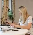 Necessidade de trabalhar e cuidar da família leva a uma proporção muito maior de mulheres a empreender em casa  Foto: AniaFotKam / Shutterstock