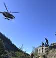 Equipes de resgate contam com a ajuda de helicópteros para transportar os restos do avião da Germanwings que caiu nos alpes franceses  Foto: Francis Pellier / AP/ Ministério do Interior da França