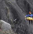 Socorristas é içado por um helicóptero após coletar restos dos corpos das 150 pessoas que morreram no acidente com o avião da Germanwings  Foto: Laurent Cipriani / AP