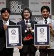 Sócios responsáveis pela criação do robô astronauta japonês Kirobo posam para fotos juntos dos certificados concedidos pelo Guinness Book  Foto: Yuya Shino / Reuters