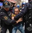 <p>Polícia prende um manifestante durante protesto em Ancara, em 11 de março</p>  Foto: Stringer / Reuters