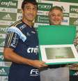 <p>Robinho e Alex recebem placa das mãos de Paulo Nobre</p>  Foto: Reginaldo Castro / Gazeta Press