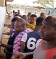 Nigerianos buscam os seus nomes nas listas de eleitores antes de participar da eleição presidencial em Lagos, Nigéria, neste sábado  Foto: Kunle Ogunfuyi / AP