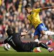 Roberto Firmino dribla Bravo para marcar gol brasileiro  Foto: John Sibley / Reuters