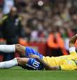 Neymar cai após sofrer pisão de Medel  Foto: Dylan Martinez / Reuters