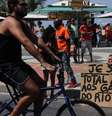 Garis protestaram neste domingo no Rio  Foto: José Lucena / Futura Press