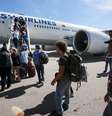 Passageiros embarcam novamente depois que o avião da Turkish Airlines foi forçado a pousar no aeroporto de Casablanca, em Marrocos, devido a uma ameaça de bomba nesta segunda-feira. 30/03/2015  Foto: Youssef Boudlal / Reuters
