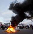 <p>Manifestantes bloqueiam rodoviam em Buenos Aires durante paralisação</p>  Foto: Victor R. Caivano / AP