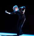 <p>Louise Lecavalier foi até o momento o grande destaque das duas edições. Conhecida pelo trabalho na La La La Human Steps, Louise está desde 2006 desenvolvendo seus próprios trabalhos, como So Blue (foto).</p><p> </p>  Foto: Úrsula Kaufmann  / Divulgação