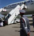 <p>Passageiros que iam para São Paulo retornam ao avião após parada forçada no Marrocos</p>  Foto: Youssef Boudlal / Reuters