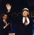 O fundador do Walmart, Sam Walton (de boné), ao lado do então presidente dos EUA, George Bush  Foto: Walmart / Reprodução