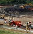 <p>Os investimentos públicos frearam no início deste ano, causando uma queda nas despesas no Tesouro Nacional com obras de infraestrutura e nas compras de equipamentos</p>  Foto: Sergio Moraes / Reuters