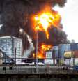 Incêndio de grandes proporções atinge tanques de combustível da empresa Ultracargo, na área industrial do bairro Alemoa, em Santos (SP)  Foto: delamonica / Futura Press
