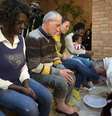 Papa Francisco lava os pés de 12 detentos na prisão de Rebibbia, em Roma  Foto: Osservatore Romano / Reuters