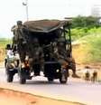 <p>Militares do Quênia a caminho da Universidade atacada pelo Al Shabaab</p>  Foto: via Reuters TV / Reuters