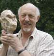 Ron Clarke, professor do Instituto de Estudos Evolutivos da Universidade Wits, na África do Sul, segura crânio do Pé Pequeno   Foto: Wits University / Reuters