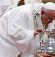 <p>A pedido do papa Francisco, a Esmolaria Apostólica criou uma barbearia que funciona uma vez por semana na Praça São Pedro</p>  Foto: Giampiero Sposito / Reuters