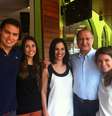 Thomaz Alckmin e o pai, Geraldo, junto da família  Foto: Facebook/ Lu Alckmin