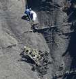 <p>Destroços do avião da Germanwings perto de local do acidente, nos Alpes franceses</p>  Foto: Gonzalo Fuentes / Reuters
