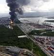 Vista aérea da coluna de fumaça em incêndio em tanques de combustíveis da Ultracargo em Santos 2/04/2015.  Foto: Paulo Whitaker / Reuters