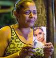 A mãe de Eduardo de Jesus Ferreira, 10 anos, segura a foto da criança, baleada no complexo do Alemão  Foto: Twitter