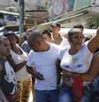 <p>Além da violência e dos abusos cotidianos, partes das comunidades convivem também com falta de energia elétrica e de telefone</p>  Foto: AP