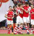 Jogadores do Arsenal festejam gol de Bellerin contra o Liverpool  Foto: John Sibley / Reuters