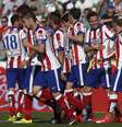 Jogadores do Atlético de Madrid festejam vitória fora de casa  Foto: Javier Barbancho / Reuters