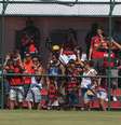 <p>Torcida do Fla compareceu à Gávea e protestou contra a Ferj</p>  Foto: Gilvan de Souza/Flamengo / Divulgação